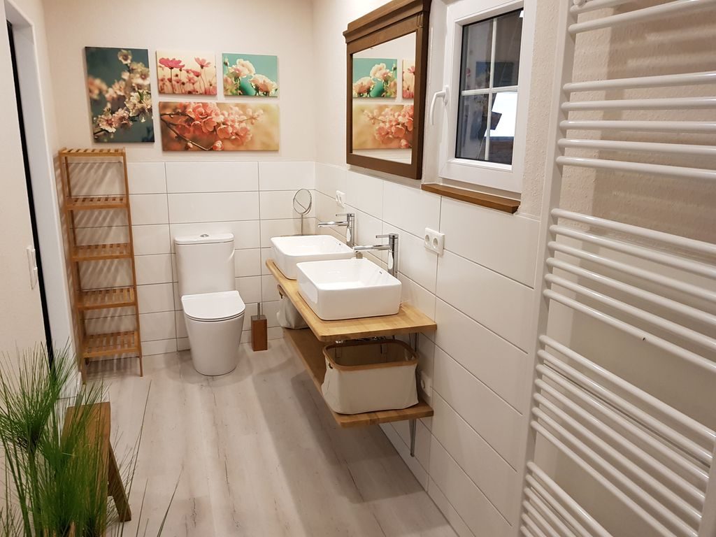 stilvoll eingerichtetes Badezimmer mit zwei Waschbecken